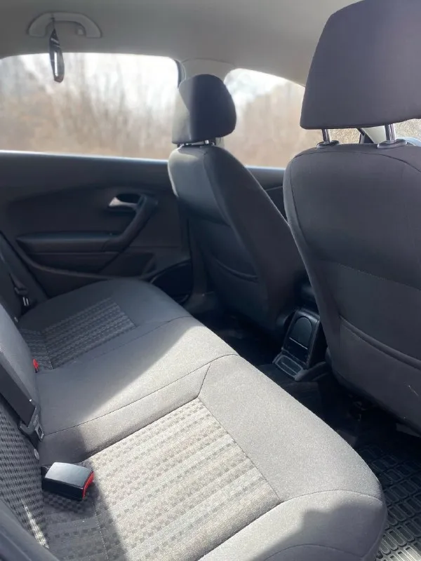 Продам volkswagen polo 2019 года, оригинальный пробег 143 тыс. км. по документам второй собственник, переоформление без проблем. ( тех. осмотр пройден), можно сразу ехать в мрэо без очередей! коробка автомат ( шести ступенчатая, работает идеально, ) двигатель 1.6 ( масло не берёт, работает очень тихо, без всяких посторонних звуков) по ходовой части всё что требовалось, обслуживал, на данный момент без вложений. не гремит от слова совсем! в общем машина в хорошем состоянии, салон ухоженный, не затертый, ржавчины и гнили нету, за машиной следил и ухаживал, дно в заводском состоянии! в хорошей комплектации: кондиционер ( работает), гидроусилитель руля, обогрев лобового, заднего и боковых зеркал, музыка, эл. зеркала, сигнализация, центральный замок, 4 стеклоподъёмника, бортовой компьютер, подушки безопасности, зимняя резина! цена 900 тыс. руб. алчевск, перевальск, +79590143378 📞 звоните: +7(959)0143378 - фотография - 8