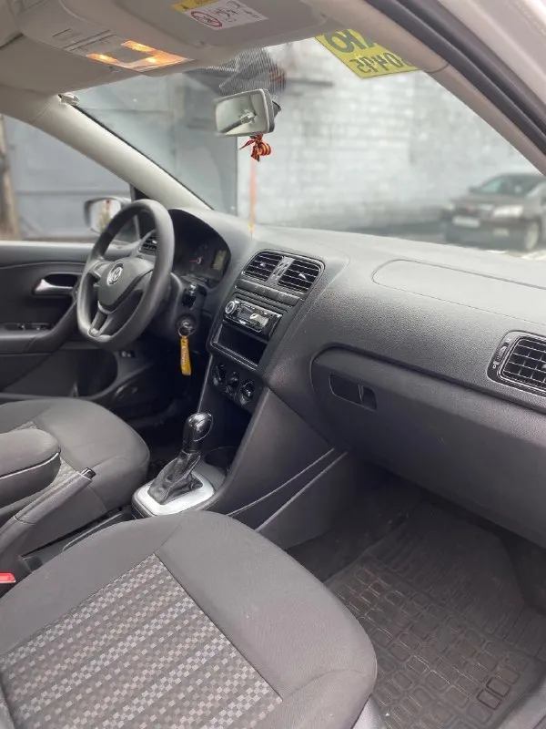 Продам volkswagen polo 2019 года, оригинальный пробег 143 тыс. км. по документам второй собственник, переоформление без проблем. ( тех. осмотр пройден), можно сразу ехать в мрэо без очередей! коробка автомат ( шести ступенчатая, работает идеально, ) двигатель 1.6 ( масло не берёт, работает очень тихо, без всяких посторонних звуков) по ходовой части всё что требовалось, обслуживал, на данный момент без вложений. не гремит от слова совсем! в общем машина в хорошем состоянии, салон ухоженный, не затертый, ржавчины и гнили нету, за машиной следил и ухаживал, дно в заводском состоянии! в хорошей комплектации: кондиционер ( работает), гидроусилитель руля, обогрев лобового, заднего и боковых зеркал, музыка, эл. зеркала, сигнализация, центральный замок, 4 стеклоподъёмника, бортовой компьютер, подушки безопасности, зимняя резина! цена 900 тыс. руб. алчевск, перевальск, +79590143378 📞 звоните: +7(959)0143378 - фотография - 9