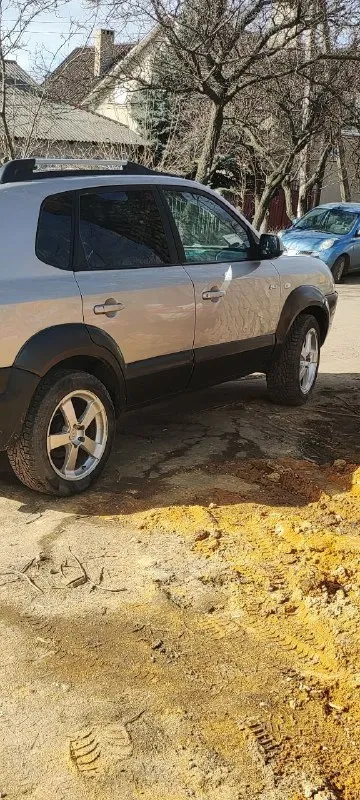 Продам hyundai tucson 2.0 , пробег 240000 км год выпуска 2006 установлено новое , масло не расходует работает хорошо, обычный автомат авто в достойном состоянии салон кожа, подогрев сидений камеры заднего вида, полный электро пакет, качественная оптика, достойная музыка, новая зимняя резина и диски на 180 местном учёте цена 720 донецк днр ул куприна 47а тел. +79495325914 📲 tg: федорович 📞 звоните: +7(949)5325914 - фотография - 2