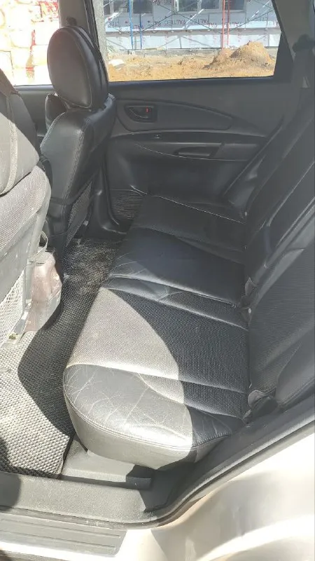 Продам hyundai tucson 2.0 , пробег 240000 км год выпуска 2006 установлено новое , масло не расходует работает хорошо, обычный автомат авто в достойном состоянии салон кожа, подогрев сидений камеры заднего вида, полный электро пакет, качественная оптика, достойная музыка, новая зимняя резина и диски на 180 местном учёте цена 720 донецк днр ул куприна 47а тел. +79495325914 📲 tg: федорович 📞 звоните: +7(949)5325914 - фотография - 4