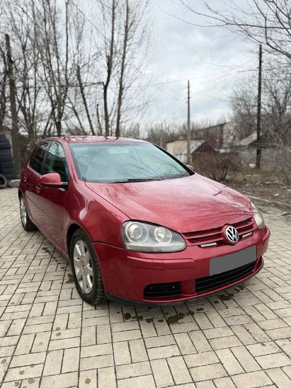 Продам volkswagen golf 5 автомат 2005г. в коробка: автомат aisin (6-ти ступка) пробег: 238.523 по технической части нареканий нет, менялось все вовремя и старался ставить оригинал, либо качественный аналог. ходовка вся лимфёрдер автомобиль в хорошем состоянии, по технической части делать ничего не нужно. двигатель 2.0 по кузову:возрастные сколы/царапины/вмятинки естественно имеются явной гнили и ржавчины нет, пороги менялись 2 года назад все целое. но и есть чем позаниматься. 💥максимальная комплектация: эур, 4 стеклоподъемника ( все авто)abs, asr, круиз- контроль, климат-контроль, линзовые фары с завода, омыватель фар, регулировка фар так же работает, электрозеркала с подогревом и складыванием, подсветка зеркал в ночное время при открывании дверей, музыка играет очень достойно, при том штатная, бортовой компьютер в приборке, опциональные сидения, датчик света и дождя. масло 5w40 последняя замена 3000км назад. авто без дтп 💰475.000тыс. осмотр:г. макеевка/г. харцызск +79495851242 - фотография - 1