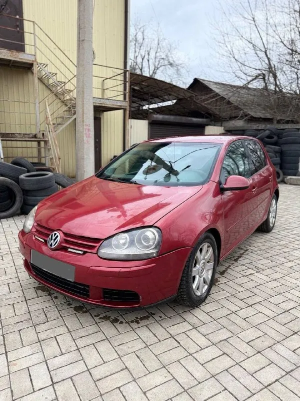 Продам volkswagen golf 5 автомат 2005г. в коробка: автомат aisin (6-ти ступка) пробег: 238.523 по технической части нареканий нет, менялось все вовремя и старался ставить оригинал, либо качественный аналог. ходовка вся лимфёрдер автомобиль в хорошем состоянии, по технической части делать ничего не нужно. двигатель 2.0 по кузову:возрастные сколы/царапины/вмятинки естественно имеются явной гнили и ржавчины нет, пороги менялись 2 года назад все целое. но и есть чем позаниматься. 💥максимальная комплектация: эур, 4 стеклоподъемника ( все авто)abs, asr, круиз- контроль, климат-контроль, линзовые фары с завода, омыватель фар, регулировка фар так же работает, электрозеркала с подогревом и складыванием, подсветка зеркал в ночное время при открывании дверей, музыка играет очень достойно, при том штатная, бортовой компьютер в приборке, опциональные сидения, датчик света и дождя. масло 5w40 последняя замена 3000км назад. авто без дтп 💰475.000тыс. осмотр:г. макеевка/г. харцызск +79495851242 - фотография - 2