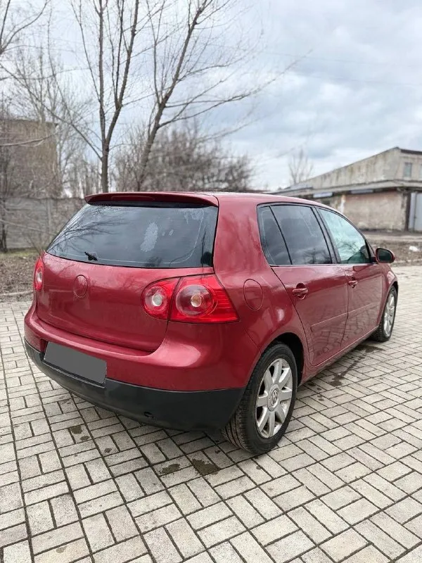 Продам volkswagen golf 5 автомат 2005г. в коробка: автомат aisin (6-ти ступка) пробег: 238.523 по технической части нареканий нет, менялось все вовремя и старался ставить оригинал, либо качественный аналог. ходовка вся лимфёрдер автомобиль в хорошем состоянии, по технической части делать ничего не нужно. двигатель 2.0 по кузову:возрастные сколы/царапины/вмятинки естественно имеются явной гнили и ржавчины нет, пороги менялись 2 года назад все целое. но и есть чем позаниматься. 💥максимальная комплектация: эур, 4 стеклоподъемника ( все авто)abs, asr, круиз- контроль, климат-контроль, линзовые фары с завода, омыватель фар, регулировка фар так же работает, электрозеркала с подогревом и складыванием, подсветка зеркал в ночное время при открывании дверей, музыка играет очень достойно, при том штатная, бортовой компьютер в приборке, опциональные сидения, датчик света и дождя. масло 5w40 последняя замена 3000км назад. авто без дтп 💰475.000тыс. осмотр:г. макеевка/г. харцызск +79495851242 - фотография - 3