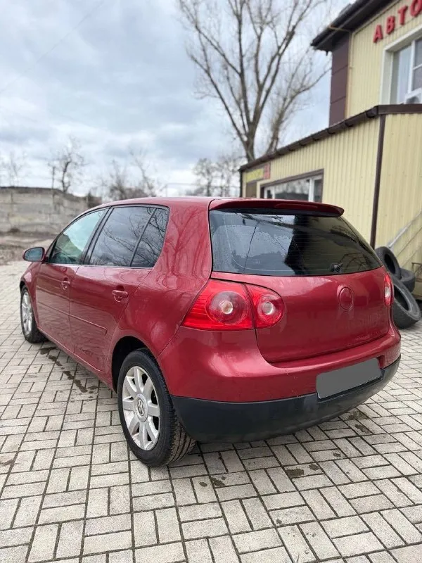 Продам volkswagen golf 5 автомат 2005г. в коробка: автомат aisin (6-ти ступка) пробег: 238.523 по технической части нареканий нет, менялось все вовремя и старался ставить оригинал, либо качественный аналог. ходовка вся лимфёрдер автомобиль в хорошем состоянии, по технической части делать ничего не нужно. двигатель 2.0 по кузову:возрастные сколы/царапины/вмятинки естественно имеются явной гнили и ржавчины нет, пороги менялись 2 года назад все целое. но и есть чем позаниматься. 💥максимальная комплектация: эур, 4 стеклоподъемника ( все авто)abs, asr, круиз- контроль, климат-контроль, линзовые фары с завода, омыватель фар, регулировка фар так же работает, электрозеркала с подогревом и складыванием, подсветка зеркал в ночное время при открывании дверей, музыка играет очень достойно, при том штатная, бортовой компьютер в приборке, опциональные сидения, датчик света и дождя. масло 5w40 последняя замена 3000км назад. авто без дтп 💰475.000тыс. осмотр:г. макеевка/г. харцызск +79495851242 - фотография - 4