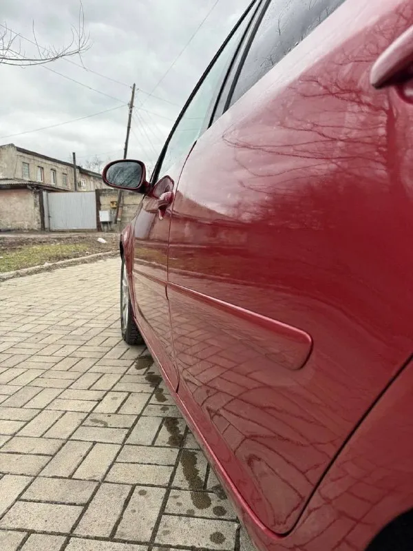 Продам volkswagen golf 5 автомат 2005г. в коробка: автомат aisin (6-ти ступка) пробег: 238.523 по технической части нареканий нет, менялось все вовремя и старался ставить оригинал, либо качественный аналог. ходовка вся лимфёрдер автомобиль в хорошем состоянии, по технической части делать ничего не нужно. двигатель 2.0 по кузову:возрастные сколы/царапины/вмятинки естественно имеются явной гнили и ржавчины нет, пороги менялись 2 года назад все целое. но и есть чем позаниматься. 💥максимальная комплектация: эур, 4 стеклоподъемника ( все авто)abs, asr, круиз- контроль, климат-контроль, линзовые фары с завода, омыватель фар, регулировка фар так же работает, электрозеркала с подогревом и складыванием, подсветка зеркал в ночное время при открывании дверей, музыка играет очень достойно, при том штатная, бортовой компьютер в приборке, опциональные сидения, датчик света и дождя. масло 5w40 последняя замена 3000км назад. авто без дтп 💰475.000тыс. осмотр:г. макеевка/г. харцызск +79495851242 - фотография - 5