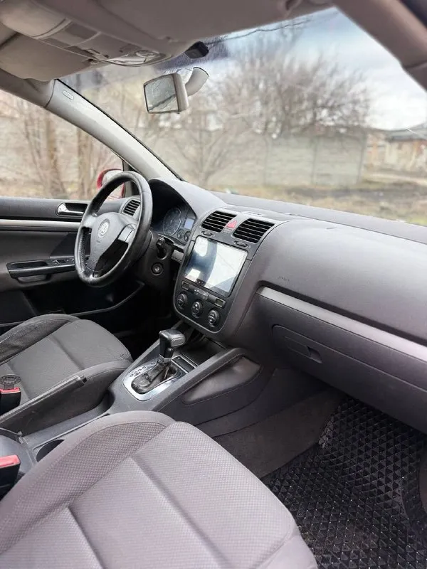 Продам volkswagen golf 5 автомат 2005г. в коробка: автомат aisin (6-ти ступка) пробег: 238.523 по технической части нареканий нет, менялось все вовремя и старался ставить оригинал, либо качественный аналог. ходовка вся лимфёрдер автомобиль в хорошем состоянии, по технической части делать ничего не нужно. двигатель 2.0 по кузову:возрастные сколы/царапины/вмятинки естественно имеются явной гнили и ржавчины нет, пороги менялись 2 года назад все целое. но и есть чем позаниматься. 💥максимальная комплектация: эур, 4 стеклоподъемника ( все авто)abs, asr, круиз- контроль, климат-контроль, линзовые фары с завода, омыватель фар, регулировка фар так же работает, электрозеркала с подогревом и складыванием, подсветка зеркал в ночное время при открывании дверей, музыка играет очень достойно, при том штатная, бортовой компьютер в приборке, опциональные сидения, датчик света и дождя. масло 5w40 последняя замена 3000км назад. авто без дтп 💰475.000тыс. осмотр:г. макеевка/г. харцызск +79495851242 - фотография - 7