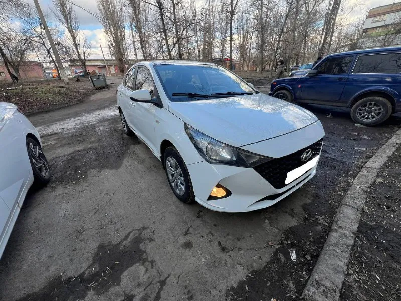 Hyundai solaris конец 2020 г 2 рестайлинг продаётся живая рабочая машина, по технической части, 5 из 5 -и, безопасность на месте! нет подтеков, запотеваний, масложора пробег 158 тыс. км (автотекой и состоянием рабочих узлов подтверждено) 1,4 автомат 2 ключа стекла завод менялось переднее левое крыло, остальное все родное в заводском окрасе. по технике полный идеал! коробка 6 ступеней листает мягко, двигатель вообще не слышно как работает! подвеска в идеале доки в порядке, без запретов и залогов. ошибок нет диагностическая карта для мрео есть! +79493688783 кирилл цена 930 тыс 📲 tg: @kirf32 📞 звоните: +7(949)3688783 - фотография - 2