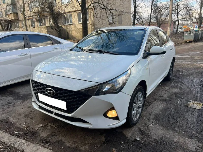 Hyundai solaris конец 2020 г 2 рестайлинг продаётся живая рабочая машина, по технической части, 5 из 5 -и, безопасность на месте! нет подтеков, запотеваний, масложора пробег 158 тыс. км (автотекой и состоянием рабочих узлов подтверждено) 1,4 автомат 2 ключа стекла завод менялось переднее левое крыло, остальное все родное в заводском окрасе. по технике полный идеал! коробка 6 ступеней листает мягко, двигатель вообще не слышно как работает! подвеска в идеале доки в порядке, без запретов и залогов. ошибок нет диагностическая карта для мрео есть! +79493688783 кирилл цена 930 тыс 📲 tg: @kirf32 📞 звоните: +7(949)3688783 - фотография - 3
