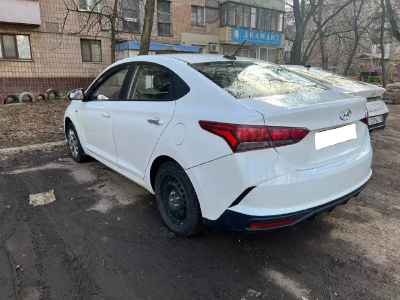 Hyundai solaris конец 2020 г 2 рестайлинг продаётся живая рабочая машина, по технической части, 5 из 5 -и, безопасность на месте! нет подтеков, запотеваний, масложора пробег 158 тыс. км (автотекой и состоянием рабочих узлов подтверждено) 1,4 автомат 2 ключа стекла завод менялось переднее левое крыло, остальное все родное в заводском окрасе. по технике полный идеал! коробка 6 ступеней листает мягко, двигатель вообще не слышно как работает! подвеска в идеале доки в порядке, без запретов и залогов. ошибок нет диагностическая карта для мрео есть! +79493688783 кирилл цена 930 тыс 📲 tg: @kirf32 📞 звоните: +7(949)3688783 - фотография - 5