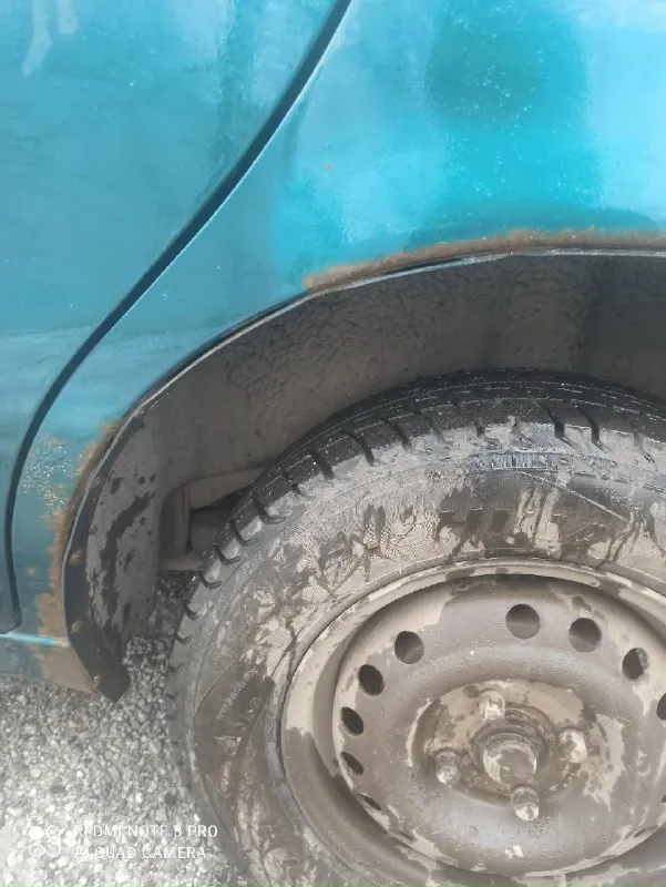 Продам daewoo sens 1.3 на ходу, кузов живой, есть пару нюансов по лкп(на фото видно) днище целое. новая резина с спереди, новый аккумулятор, поменяны шруза и подшипники, новые форсунки кпп после ремонта, новый вертолёт, новый аккумулятор, поменяны стойки вкруг, наконечники шаровые, в фарах стоят лэд лампы, грм помпа всё заменил, печка недавно поменялась, стоит не плохая музыка с bt вписан газ но балон и редуктор снят из минусов нужно подтянуть ручник, торохтит передний суппорт и рулевая рейка подсткукивает(рейку с разборки взял дам в придачу) стс птс дкп енакиево 145к торг у капота +79493881344 📞 звоните: +7(949)3881344 - фотография - 4