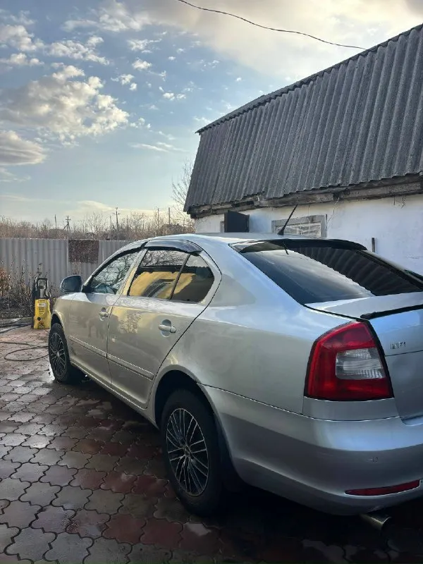 Горловка 🔥 🚨срочно 🚨 💸цена:800k₽ продам skoda octavia а5 ii (рестайлинг) 2012 года выпуска объем:1.6/механика авто в хорошем состоянии двигатель не дымит, не троит работает ровно коробка переключает без хрустов ходовка в норме машина очень экономичная по кузову критично ничего нет, маленькие жизненные косячки присутствуют 📝комплектация: ✅- двухзонный климат контроль ✅- подогрев сидений и зеркал ✅- 4 стеклоподъемника ✅- на зимней хорошей резине❄️ 📑документы в полном порядке штрафов запретов нет остольные вопросы по телефону 📞- +79495126468 —- +79493980147 📞 звоните: +7(949)5126468 - фотография - 2