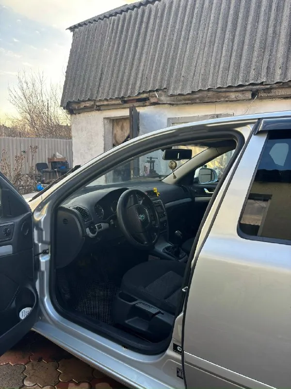 Горловка 🔥 🚨срочно 🚨 💸цена:800k₽ продам skoda octavia а5 ii (рестайлинг) 2012 года выпуска объем:1.6/механика авто в хорошем состоянии двигатель не дымит, не троит работает ровно коробка переключает без хрустов ходовка в норме машина очень экономичная по кузову критично ничего нет, маленькие жизненные косячки присутствуют 📝комплектация: ✅- двухзонный климат контроль ✅- подогрев сидений и зеркал ✅- 4 стеклоподъемника ✅- на зимней хорошей резине❄️ 📑документы в полном порядке штрафов запретов нет остольные вопросы по телефону 📞- +79495126468 —- +79493980147 📞 звоните: +7(949)5126468 - фотография - 3