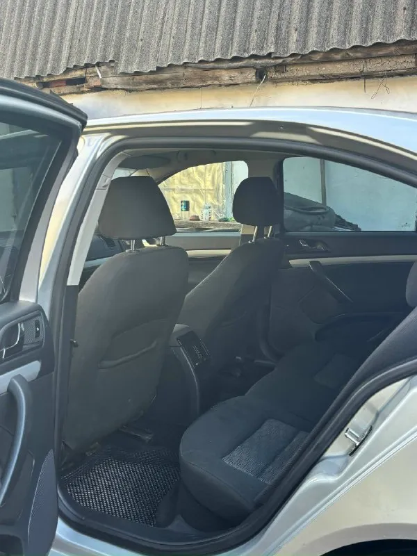 Горловка 🔥 🚨срочно 🚨 💸цена:800k₽ продам skoda octavia а5 ii (рестайлинг) 2012 года выпуска объем:1.6/механика авто в хорошем состоянии двигатель не дымит, не троит работает ровно коробка переключает без хрустов ходовка в норме машина очень экономичная по кузову критично ничего нет, маленькие жизненные косячки присутствуют 📝комплектация: ✅- двухзонный климат контроль ✅- подогрев сидений и зеркал ✅- 4 стеклоподъемника ✅- на зимней хорошей резине❄️ 📑документы в полном порядке штрафов запретов нет остольные вопросы по телефону 📞- +79495126468 —- +79493980147 📞 звоните: +7(949)5126468 - фотография - 4