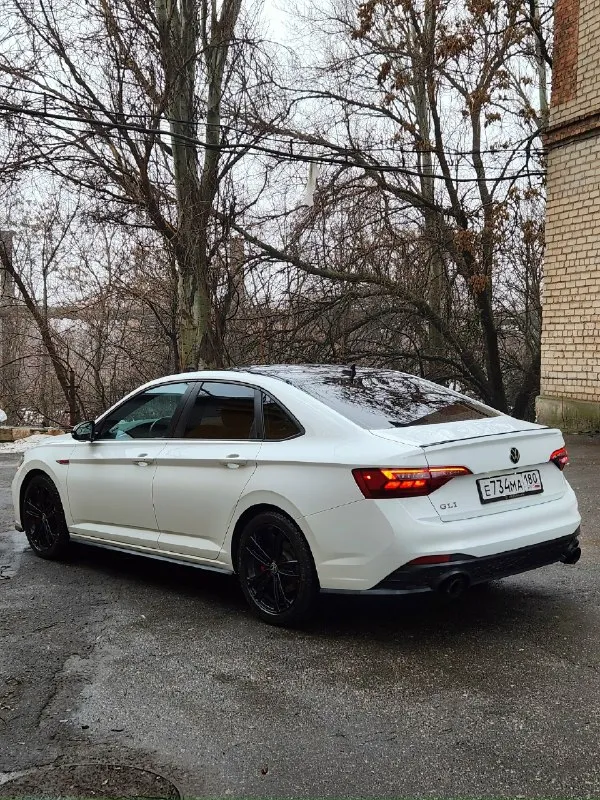 Предлагаю вам заряженную версию в максимальной комплектации vоlkswаgеn jеttа 2.0 gli аutоbаhn 2022 года рест в отличном, состоянии, без дефектов! пробег 90т. км. jеttа gli оснащен панорамным люком на 2/3 крыши, что добавляет салону света и воздуха. мультифункциональный сенсорный руль с поддержкой жестового управления делает взаимодействие с автомобилем еще более удобным и современным. рестайлинг 2022: обновленный дизайн, улучшенная мультимедийная система и дополнительные опции безопасности делают эту модель еще привлекательнее. полный заводской экстерьер. комплектация: максимальная. цвет: oryx white metallic. jetta gli autobahn - эта эксклюзивная комплектация включает: 18-дюймовые черные легкосплавные диски с летними шинами pirelli p zero, зимним michelin x-ice snow липучка 235/45r18. черную крышу. - черные корпуса боковых зеркал. черный спойлер на крышке багажника. основные технические характеристики: двигатель: 2.0-литровый турбированный тsi (еа888 gеn3) мощностью 231 📞 звоните: +7(949)0836253 - фотография - 3