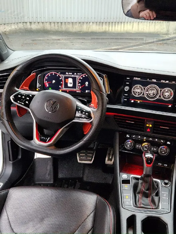 Предлагаю вам заряженную версию в максимальной комплектации vоlkswаgеn jеttа 2.0 gli аutоbаhn 2022 года рест в отличном, состоянии, без дефектов! пробег 90т. км. jеttа gli оснащен панорамным люком на 2/3 крыши, что добавляет салону света и воздуха. мультифункциональный сенсорный руль с поддержкой жестового управления делает взаимодействие с автомобилем еще более удобным и современным. рестайлинг 2022: обновленный дизайн, улучшенная мультимедийная система и дополнительные опции безопасности делают эту модель еще привлекательнее. полный заводской экстерьер. комплектация: максимальная. цвет: oryx white metallic. jetta gli autobahn - эта эксклюзивная комплектация включает: 18-дюймовые черные легкосплавные диски с летними шинами pirelli p zero, зимним michelin x-ice snow липучка 235/45r18. черную крышу. - черные корпуса боковых зеркал. черный спойлер на крышке багажника. основные технические характеристики: двигатель: 2.0-литровый турбированный тsi (еа888 gеn3) мощностью 231 📞 звоните: +7(949)0836253 - фотография - 6