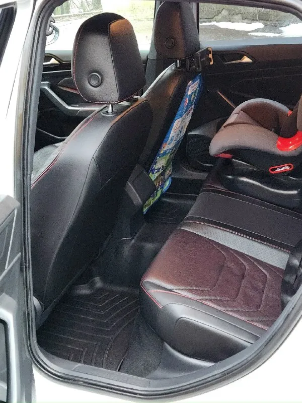 Предлагаю вам заряженную версию в максимальной комплектации vоlkswаgеn jеttа 2.0 gli аutоbаhn 2022 года рест в отличном, состоянии, без дефектов! пробег 90т. км. jеttа gli оснащен панорамным люком на 2/3 крыши, что добавляет салону света и воздуха. мультифункциональный сенсорный руль с поддержкой жестового управления делает взаимодействие с автомобилем еще более удобным и современным. рестайлинг 2022: обновленный дизайн, улучшенная мультимедийная система и дополнительные опции безопасности делают эту модель еще привлекательнее. полный заводской экстерьер. комплектация: максимальная. цвет: oryx white metallic. jetta gli autobahn - эта эксклюзивная комплектация включает: 18-дюймовые черные легкосплавные диски с летними шинами pirelli p zero, зимним michelin x-ice snow липучка 235/45r18. черную крышу. - черные корпуса боковых зеркал. черный спойлер на крышке багажника. основные технические характеристики: двигатель: 2.0-литровый турбированный тsi (еа888 gеn3) мощностью 231 📞 звоните: +7(949)0836253 - фотография - 7