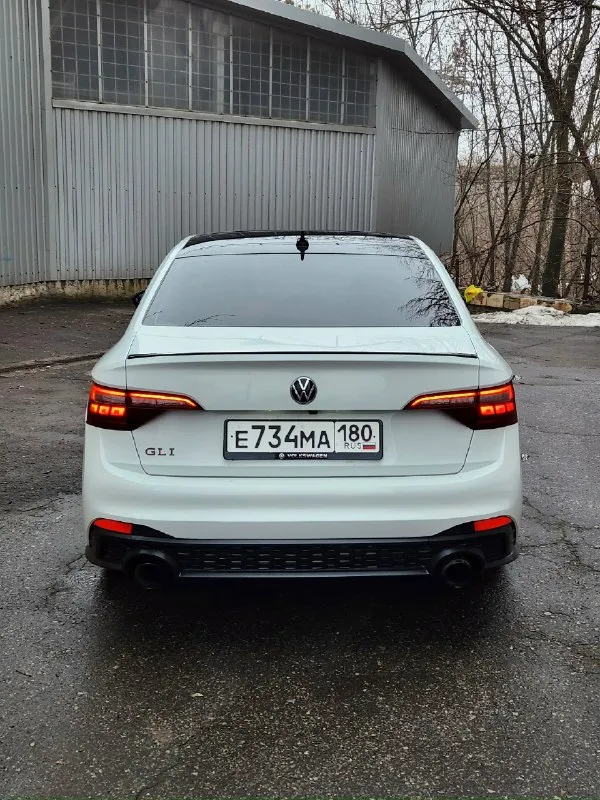Предлагаю вам заряженную версию в максимальной комплектации vоlkswаgеn jеttа 2.0 gli аutоbаhn 2022 года рест в отличном, состоянии, без дефектов! пробег 90т. км. jеttа gli оснащен панорамным люком на 2/3 крыши, что добавляет салону света и воздуха. мультифункциональный сенсорный руль с поддержкой жестового управления делает взаимодействие с автомобилем еще более удобным и современным. рестайлинг 2022: обновленный дизайн, улучшенная мультимедийная система и дополнительные опции безопасности делают эту модель еще привлекательнее. полный заводской экстерьер. комплектация: максимальная. цвет: oryx white metallic. jetta gli autobahn - эта эксклюзивная комплектация включает: 18-дюймовые черные легкосплавные диски с летними шинами pirelli p zero, зимним michelin x-ice snow липучка 235/45r18. черную крышу. - черные корпуса боковых зеркал. черный спойлер на крышке багажника. основные технические характеристики: двигатель: 2.0-литровый турбированный тsi (еа888 gеn3) мощностью 231 📞 звоните: +7(949)0836253 - фотография - 8