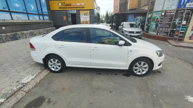 Продаю volkswagen polo год:2012 пробег:175000 км. коробка передач:механическая объём двигателя:1598 см3 вид топлива:бензин состояние машины:отличное количество хозяев:2 мощность:105 л. с. продаю свой автомобиль. я хозяин с 2016 года. автомобиль покупался в автосалоне официального дилера volkswagen (юг-авто, г. краснодар) пробег реальный, любые проверки. зелёная автотека. за последние полгода было заменено: * опорные подшипники * передние амортизаторы * стойки стабилизатора * все сайлентблоки * рулевые наконечники * тормозные диски и колодки * тормозная жидкость * антифриз * клапан вкг автомобиль в максимальной комплектации для volkswagen polo (highline) все авто стеклоподъёмники, климатическая система, обогрев лобового стекла, esp, abs, подогрев передних сидений, парктроник задний, мультимедиа(rns510), подогрев зеркал, 4 подушки безопасности, мультируль. цена : 800 000 ₽ обоснованный торг у капота +79495090139 📞 звоните: +7(949)5090139 - фотография - 2