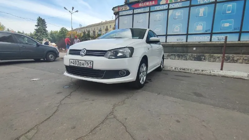 Продаю volkswagen polo год:2012 пробег:175000 км. коробка передач:механическая объём двигателя:1598 см3 вид топлива:бензин состояние машины:отличное количество хозяев:2 мощность:105 л. с. продаю свой автомобиль. я хозяин с 2016 года. автомобиль покупался в автосалоне официального дилера volkswagen (юг-авто, г. краснодар) пробег реальный, любые проверки. зелёная автотека. за последние полгода было заменено: * опорные подшипники * передние амортизаторы * стойки стабилизатора * все сайлентблоки * рулевые наконечники * тормозные диски и колодки * тормозная жидкость * антифриз * клапан вкг автомобиль в максимальной комплектации для volkswagen polo (highline) все авто стеклоподъёмники, климатическая система, обогрев лобового стекла, esp, abs, подогрев передних сидений, парктроник задний, мультимедиа(rns510), подогрев зеркал, 4 подушки безопасности, мультируль. цена : 800 000 ₽ обоснованный торг у капота +79495090139 📞 звоните: +7(949)5090139 - фотография - 3