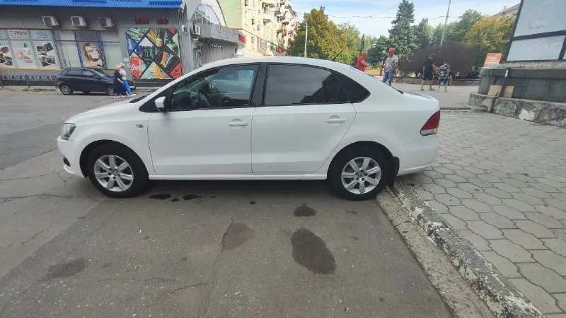 Продаю volkswagen polo год:2012 пробег:175000 км. коробка передач:механическая объём двигателя:1598 см3 вид топлива:бензин состояние машины:отличное количество хозяев:2 мощность:105 л. с. продаю свой автомобиль. я хозяин с 2016 года. автомобиль покупался в автосалоне официального дилера volkswagen (юг-авто, г. краснодар) пробег реальный, любые проверки. зелёная автотека. за последние полгода было заменено: * опорные подшипники * передние амортизаторы * стойки стабилизатора * все сайлентблоки * рулевые наконечники * тормозные диски и колодки * тормозная жидкость * антифриз * клапан вкг автомобиль в максимальной комплектации для volkswagen polo (highline) все авто стеклоподъёмники, климатическая система, обогрев лобового стекла, esp, abs, подогрев передних сидений, парктроник задний, мультимедиа(rns510), подогрев зеркал, 4 подушки безопасности, мультируль. цена : 800 000 ₽ обоснованный торг у капота +79495090139 📞 звоните: +7(949)5090139 - фотография - 5