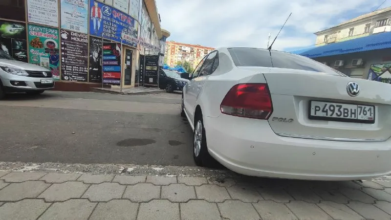 Продаю volkswagen polo год:2012 пробег:175000 км. коробка передач:механическая объём двигателя:1598 см3 вид топлива:бензин состояние машины:отличное количество хозяев:2 мощность:105 л. с. продаю свой автомобиль. я хозяин с 2016 года. автомобиль покупался в автосалоне официального дилера volkswagen (юг-авто, г. краснодар) пробег реальный, любые проверки. зелёная автотека. за последние полгода было заменено: * опорные подшипники * передние амортизаторы * стойки стабилизатора * все сайлентблоки * рулевые наконечники * тормозные диски и колодки * тормозная жидкость * антифриз * клапан вкг автомобиль в максимальной комплектации для volkswagen polo (highline) все авто стеклоподъёмники, климатическая система, обогрев лобового стекла, esp, abs, подогрев передних сидений, парктроник задний, мультимедиа(rns510), подогрев зеркал, 4 подушки безопасности, мультируль. цена : 800 000 ₽ обоснованный торг у капота +79495090139 📞 звоните: +7(949)5090139 - фотография - 6
