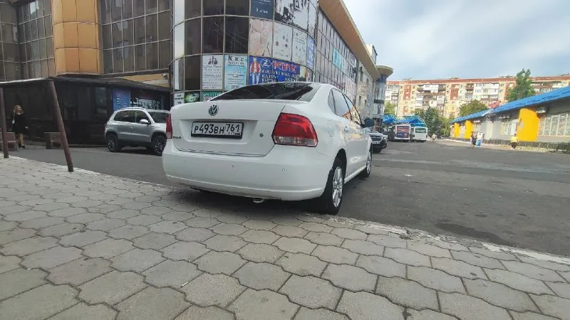 Продаю volkswagen polo год:2012 пробег:175000 км. коробка передач:механическая объём двигателя:1598 см3 вид топлива:бензин состояние машины:отличное количество хозяев:2 мощность:105 л. с. продаю свой автомобиль. я хозяин с 2016 года. автомобиль покупался в автосалоне официального дилера volkswagen (юг-авто, г. краснодар) пробег реальный, любые проверки. зелёная автотека. за последние полгода было заменено: * опорные подшипники * передние амортизаторы * стойки стабилизатора * все сайлентблоки * рулевые наконечники * тормозные диски и колодки * тормозная жидкость * антифриз * клапан вкг автомобиль в максимальной комплектации для volkswagen polo (highline) все авто стеклоподъёмники, климатическая система, обогрев лобового стекла, esp, abs, подогрев передних сидений, парктроник задний, мультимедиа(rns510), подогрев зеркал, 4 подушки безопасности, мультируль. цена : 800 000 ₽ обоснованный торг у капота +79495090139 📞 звоните: +7(949)5090139 - фотография - 7