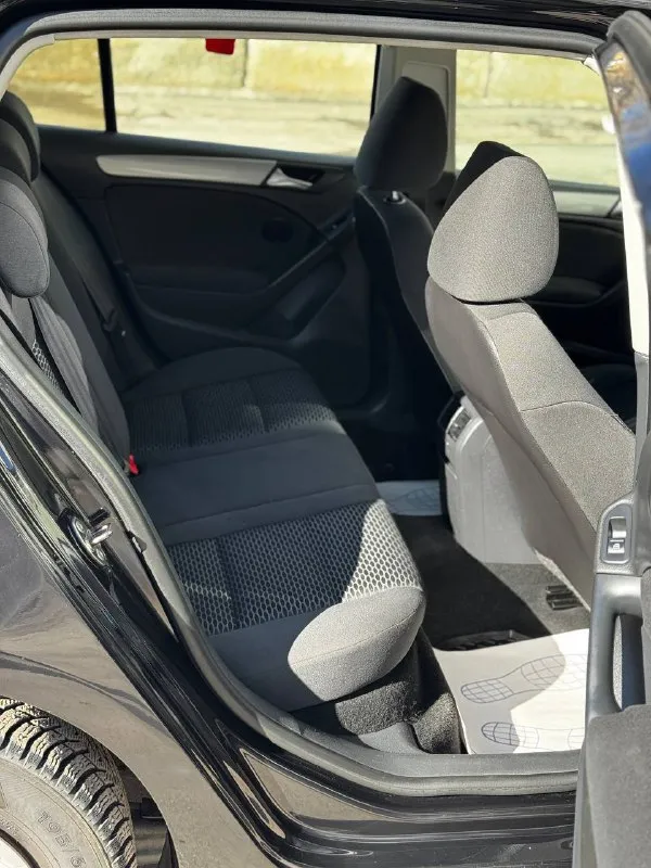 Volkswagen golf mk6 1.2 tsi at 2012г. в. авто в идеальном состоянии родной пробег 166 тыс. км подтвержденный автотекой! за весь период 2 владельца пройдено то, сцепление +маховик, новые)двигатель, ходовая обслужена, все расчеты по нарядам в наличии! по авто делать ничего не нужно! хорошая комплектация -полный электропакет -омыватели фар -подогревы сидений/зеркал/ форсунок омывателя -климат контроль -мультимедиа bt/aux 10 штатных динамиков -10 подушек безопасности -сигнализация starline с автозапуском. установлена новая зимняя шипованная резина nokian комплект летних колес также в наличии. автомобиль очень бодрый и экономичный, обслужен «до каждого болтика» цена 795 тыс. руб. звоните +79495082418 тг вотсап +79493811593 📲 tg: @kloyastarlink 📞 звоните: +7(949)5082418 - фотография - 10