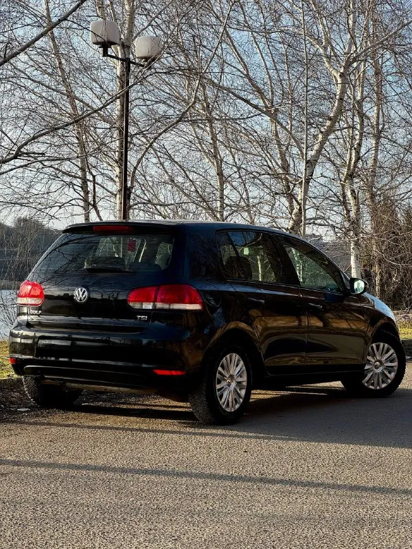 Volkswagen golf mk6 1.2 tsi at 2012г. в. авто в идеальном состоянии родной пробег 166 тыс. км подтвержденный автотекой! за весь период 2 владельца пройдено то, сцепление +маховик, новые)двигатель, ходовая обслужена, все расчеты по нарядам в наличии! по авто делать ничего не нужно! хорошая комплектация -полный электропакет -омыватели фар -подогревы сидений/зеркал/ форсунок омывателя -климат контроль -мультимедиа bt/aux 10 штатных динамиков -10 подушек безопасности -сигнализация starline с автозапуском. установлена новая зимняя шипованная резина nokian комплект летних колес также в наличии. автомобиль очень бодрый и экономичный, обслужен «до каждого болтика» цена 795 тыс. руб. звоните +79495082418 тг вотсап +79493811593 📲 tg: @kloyastarlink 📞 звоните: +7(949)5082418 - фотография - 3