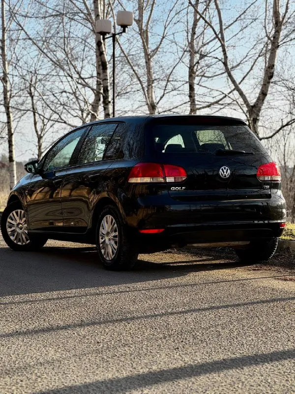 Volkswagen golf mk6 1.2 tsi at 2012г. в. авто в идеальном состоянии родной пробег 166 тыс. км подтвержденный автотекой! за весь период 2 владельца пройдено то, сцепление +маховик, новые)двигатель, ходовая обслужена, все расчеты по нарядам в наличии! по авто делать ничего не нужно! хорошая комплектация -полный электропакет -омыватели фар -подогревы сидений/зеркал/ форсунок омывателя -климат контроль -мультимедиа bt/aux 10 штатных динамиков -10 подушек безопасности -сигнализация starline с автозапуском. установлена новая зимняя шипованная резина nokian комплект летних колес также в наличии. автомобиль очень бодрый и экономичный, обслужен «до каждого болтика» цена 795 тыс. руб. звоните +79495082418 тг вотсап +79493811593 📲 tg: @kloyastarlink 📞 звоните: +7(949)5082418 - фотография - 4
