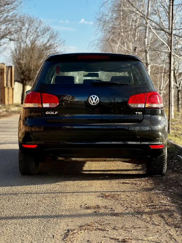 Volkswagen golf mk6 1.2 tsi at 2012г. в. авто в идеальном состоянии родной пробег 166 тыс. км подтвержденный автотекой! за весь период 2 владельца пройдено то, сцепление +маховик, новые)двигатель, ходовая обслужена, все расчеты по нарядам в наличии! по авто делать ничего не нужно! хорошая комплектация -полный электропакет -омыватели фар -подогревы сидений/зеркал/ форсунок омывателя -климат контроль -мультимедиа bt/aux 10 штатных динамиков -10 подушек безопасности -сигнализация starline с автозапуском. установлена новая зимняя шипованная резина nokian комплект летних колес также в наличии. автомобиль очень бодрый и экономичный, обслужен «до каждого болтика» цена 795 тыс. руб. звоните +79495082418 тг вотсап +79493811593 📲 tg: @kloyastarlink 📞 звоните: +7(949)5082418 - фотография - 5