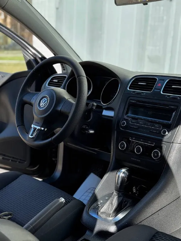Volkswagen golf mk6 1.2 tsi at 2012г. в. авто в идеальном состоянии родной пробег 166 тыс. км подтвержденный автотекой! за весь период 2 владельца пройдено то, сцепление +маховик, новые)двигатель, ходовая обслужена, все расчеты по нарядам в наличии! по авто делать ничего не нужно! хорошая комплектация -полный электропакет -омыватели фар -подогревы сидений/зеркал/ форсунок омывателя -климат контроль -мультимедиа bt/aux 10 штатных динамиков -10 подушек безопасности -сигнализация starline с автозапуском. установлена новая зимняя шипованная резина nokian комплект летних колес также в наличии. автомобиль очень бодрый и экономичный, обслужен «до каждого болтика» цена 795 тыс. руб. звоните +79495082418 тг вотсап +79493811593 📲 tg: @kloyastarlink 📞 звоните: +7(949)5082418 - фотография - 7