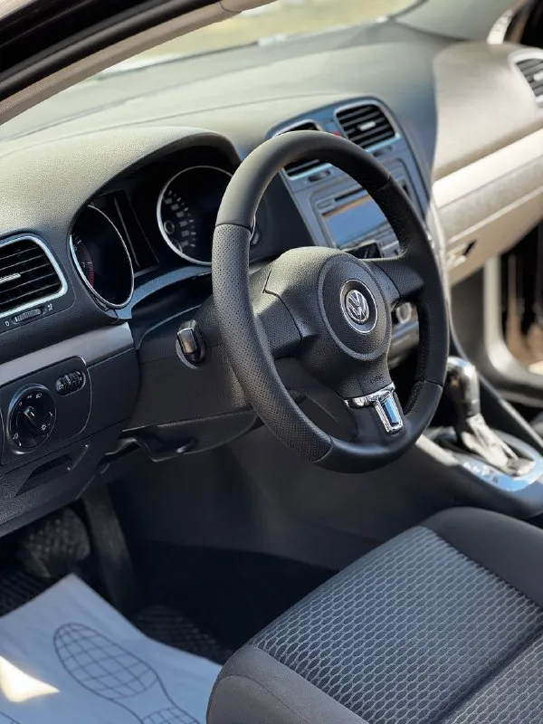 Volkswagen golf mk6 1.2 tsi at 2012г. в. авто в идеальном состоянии родной пробег 166 тыс. км подтвержденный автотекой! за весь период 2 владельца пройдено то, сцепление +маховик, новые)двигатель, ходовая обслужена, все расчеты по нарядам в наличии! по авто делать ничего не нужно! хорошая комплектация -полный электропакет -омыватели фар -подогревы сидений/зеркал/ форсунок омывателя -климат контроль -мультимедиа bt/aux 10 штатных динамиков -10 подушек безопасности -сигнализация starline с автозапуском. установлена новая зимняя шипованная резина nokian комплект летних колес также в наличии. автомобиль очень бодрый и экономичный, обслужен «до каждого болтика» цена 795 тыс. руб. звоните +79495082418 тг вотсап +79493811593 📲 tg: @kloyastarlink 📞 звоните: +7(949)5082418 - фотография - 8