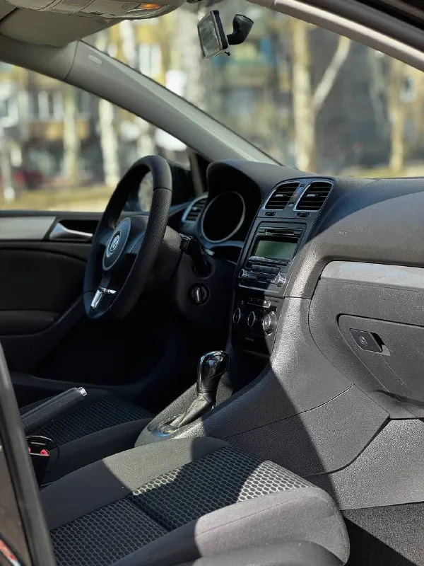 Volkswagen golf mk6 1.2 tsi at 2012г. в. авто в идеальном состоянии родной пробег 166 тыс. км подтвержденный автотекой! за весь период 2 владельца пройдено то, сцепление +маховик, новые)двигатель, ходовая обслужена, все расчеты по нарядам в наличии! по авто делать ничего не нужно! хорошая комплектация -полный электропакет -омыватели фар -подогревы сидений/зеркал/ форсунок омывателя -климат контроль -мультимедиа bt/aux 10 штатных динамиков -10 подушек безопасности -сигнализация starline с автозапуском. установлена новая зимняя шипованная резина nokian комплект летних колес также в наличии. автомобиль очень бодрый и экономичный, обслужен «до каждого болтика» цена 795 тыс. руб. звоните +79495082418 тг вотсап +79493811593 📲 tg: @kloyastarlink 📞 звоните: +7(949)5082418 - фотография - 9