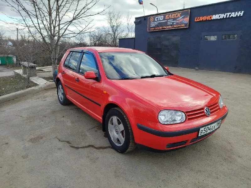 Volkswagen golf iv 1998 г. в. 1.9 sdi (68 л. с. ) механика 5 ст. 403500 пробег по птс будете вторым владельцем, по факту машина здесь с 2015 года, я второй владелец abs, подогрев заднего стекла в машине работает абсолютно всё 2 комплекта резины, лето проехало один сезон в 2024 в круг освежил лкп, машина полностью оцинкованная, никаких даже намёков на рыжики нет в дтп не был по салону: перетянут потолок в чёрную алькантару, карты в кожу с красной строчкой, руль перетянут в кожу, сидушки целые в чехлах свет хороший, в родных стеклянных фарах яркие диодные лампы кроме расходников была замена рулевой рейки и сцепления 600 тыс. с аргументированным торгом при встрече если заинтересует, по всем вопросам звонить +79493082709 📞 звоните: +7(949)3082709 - фотография - 1