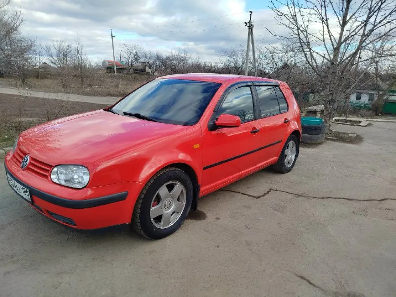Volkswagen golf iv 1998 г. в. 1.9 sdi (68 л. с. ) механика 5 ст. 403500 пробег по птс будете вторым владельцем, по факту машина здесь с 2015 года, я второй владелец abs, подогрев заднего стекла в машине работает абсолютно всё 2 комплекта резины, лето проехало один сезон в 2024 в круг освежил лкп, машина полностью оцинкованная, никаких даже намёков на рыжики нет в дтп не был по салону: перетянут потолок в чёрную алькантару, карты в кожу с красной строчкой, руль перетянут в кожу, сидушки целые в чехлах свет хороший, в родных стеклянных фарах яркие диодные лампы кроме расходников была замена рулевой рейки и сцепления 600 тыс. с аргументированным торгом при встрече если заинтересует, по всем вопросам звонить +79493082709 📞 звоните: +7(949)3082709 - фотография - 2