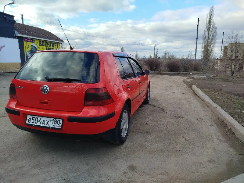 Volkswagen golf iv 1998 г. в. 1.9 sdi (68 л. с. ) механика 5 ст. 403500 пробег по птс будете вторым владельцем, по факту машина здесь с 2015 года, я второй владелец abs, подогрев заднего стекла в машине работает абсолютно всё 2 комплекта резины, лето проехало один сезон в 2024 в круг освежил лкп, машина полностью оцинкованная, никаких даже намёков на рыжики нет в дтп не был по салону: перетянут потолок в чёрную алькантару, карты в кожу с красной строчкой, руль перетянут в кожу, сидушки целые в чехлах свет хороший, в родных стеклянных фарах яркие диодные лампы кроме расходников была замена рулевой рейки и сцепления 600 тыс. с аргументированным торгом при встрече если заинтересует, по всем вопросам звонить +79493082709 📞 звоните: +7(949)3082709 - фотография - 3