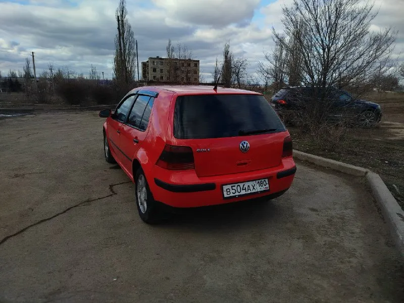 Volkswagen golf iv 1998 г. в. 1.9 sdi (68 л. с. ) механика 5 ст. 403500 пробег по птс будете вторым владельцем, по факту машина здесь с 2015 года, я второй владелец abs, подогрев заднего стекла в машине работает абсолютно всё 2 комплекта резины, лето проехало один сезон в 2024 в круг освежил лкп, машина полностью оцинкованная, никаких даже намёков на рыжики нет в дтп не был по салону: перетянут потолок в чёрную алькантару, карты в кожу с красной строчкой, руль перетянут в кожу, сидушки целые в чехлах свет хороший, в родных стеклянных фарах яркие диодные лампы кроме расходников была замена рулевой рейки и сцепления 600 тыс. с аргументированным торгом при встрече если заинтересует, по всем вопросам звонить +79493082709 📞 звоните: +7(949)3082709 - фотография - 4
