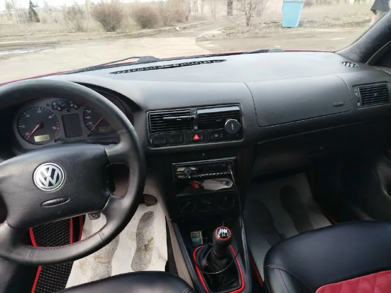 Volkswagen golf iv 1998 г. в. 1.9 sdi (68 л. с. ) механика 5 ст. 403500 пробег по птс будете вторым владельцем, по факту машина здесь с 2015 года, я второй владелец abs, подогрев заднего стекла в машине работает абсолютно всё 2 комплекта резины, лето проехало один сезон в 2024 в круг освежил лкп, машина полностью оцинкованная, никаких даже намёков на рыжики нет в дтп не был по салону: перетянут потолок в чёрную алькантару, карты в кожу с красной строчкой, руль перетянут в кожу, сидушки целые в чехлах свет хороший, в родных стеклянных фарах яркие диодные лампы кроме расходников была замена рулевой рейки и сцепления 600 тыс. с аргументированным торгом при встрече если заинтересует, по всем вопросам звонить +79493082709 📞 звоните: +7(949)3082709 - фотография - 7