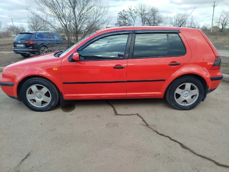 Volkswagen golf iv 1998 г. в. 1.9 sdi (68 л. с. ) механика 5 ст. 403500 пробег по птс будете вторым владельцем, по факту машина здесь с 2015 года, я второй владелец abs, подогрев заднего стекла в машине работает абсолютно всё 2 комплекта резины, лето проехало один сезон в 2024 в круг освежил лкп, машина полностью оцинкованная, никаких даже намёков на рыжики нет в дтп не был по салону: перетянут потолок в чёрную алькантару, карты в кожу с красной строчкой, руль перетянут в кожу, сидушки целые в чехлах свет хороший, в родных стеклянных фарах яркие диодные лампы кроме расходников была замена рулевой рейки и сцепления 600 тыс. с аргументированным торгом при встрече если заинтересует, по всем вопросам звонить +79493082709 📞 звоните: +7(949)3082709 - фотография - 8