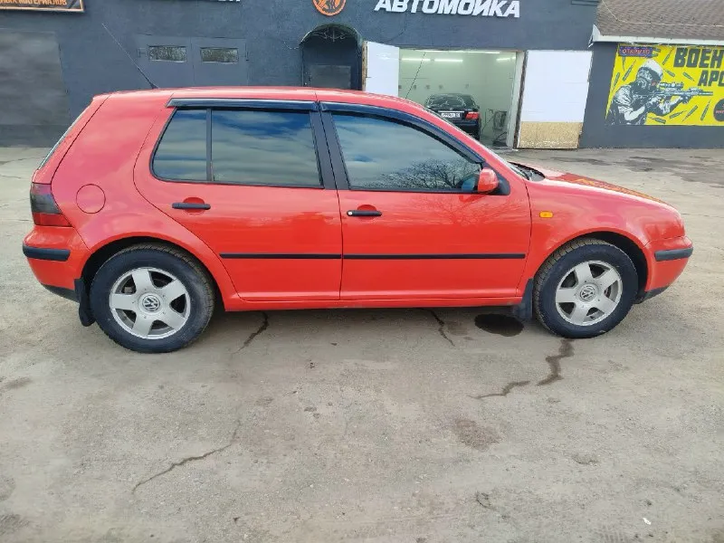 Volkswagen golf iv 1998 г. в. 1.9 sdi (68 л. с. ) механика 5 ст. 403500 пробег по птс будете вторым владельцем, по факту машина здесь с 2015 года, я второй владелец abs, подогрев заднего стекла в машине работает абсолютно всё 2 комплекта резины, лето проехало один сезон в 2024 в круг освежил лкп, машина полностью оцинкованная, никаких даже намёков на рыжики нет в дтп не был по салону: перетянут потолок в чёрную алькантару, карты в кожу с красной строчкой, руль перетянут в кожу, сидушки целые в чехлах свет хороший, в родных стеклянных фарах яркие диодные лампы кроме расходников была замена рулевой рейки и сцепления 600 тыс. с аргументированным торгом при встрече если заинтересует, по всем вопросам звонить +79493082709 📞 звоните: +7(949)3082709 - фотография - 9