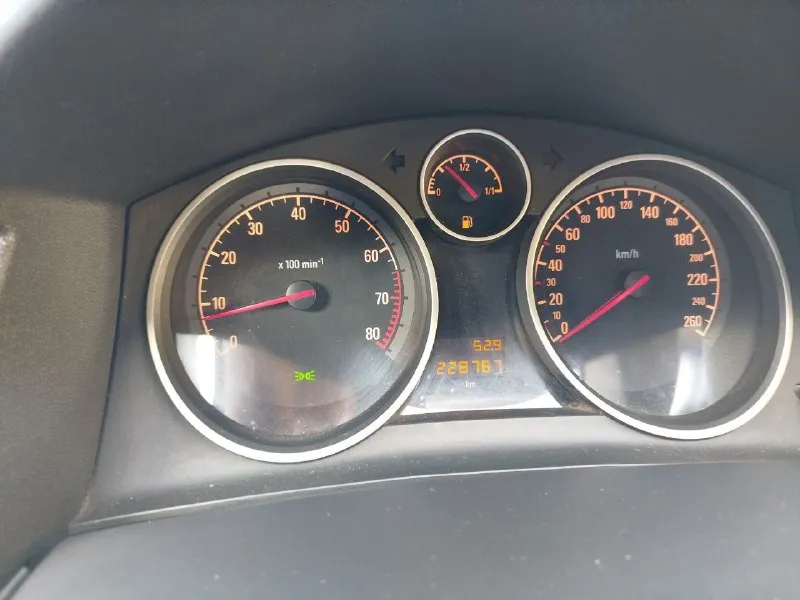 Продам opel astra h 2009 года выпуска. в отличном состоянии. двигатель 1.6, коробка механика. установлено евро-4, вписано в техпаспорт. машина полностью обслужена, вложений не требует. вся в заводском окрасе(кроме переднего бампера и переднего правого крыла) техосмотр пройден. диагностическая карта на руках. комплект летней резины на титанах в придачу. цена 590 тыс. руб. донецк. тел. +7(949)068-09-20 📲 tg: @darina_dorokhina 📞 звоните: +7(949)0680920 - фотография - 7