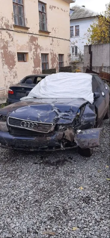 Продам ауди а4 б5 1998г. в, после дтп, резина зима, газ евро4, так же отдам запчасти (капот, крыло и... - фотография