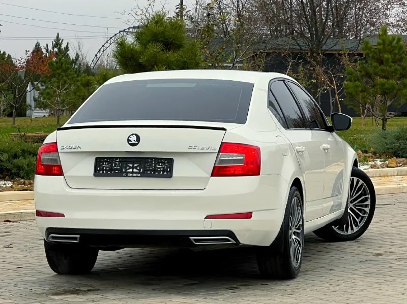 В продаже skoda octavia a7 в превосходном состоянии, обслужена абсолютно вся ! вложений не каких не требует ! эксплуатация с 2016 года ! двигатель 1.6 mpi самый надежный ! каробка механика, кузов оцинкован ! стоят оригинальный диски ! хорошая комплектация, бортовой компьютер, эл. зеркала, кондиционер, регулировка руля, лифт сидений, и многое другое ! любое переформление! возможен обмен, на авто дешевле ! цена 1045.000 руб торг, реальному покупателю ! +79497926050 📞 звоните: +7(949)7926050 - фотография - 4