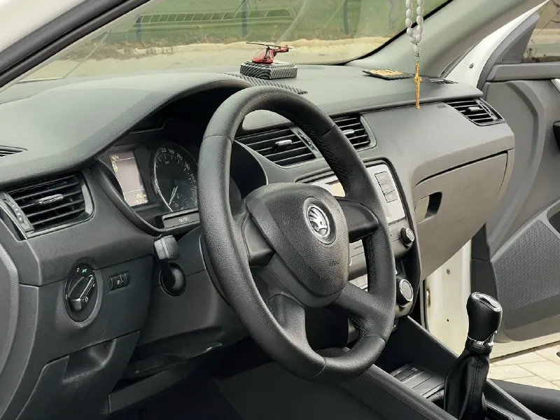 В продаже skoda octavia a7 в превосходном состоянии, обслужена абсолютно вся ! вложений не каких не требует ! эксплуатация с 2016 года ! двигатель 1.6 mpi самый надежный ! каробка механика, кузов оцинкован ! стоят оригинальный диски ! хорошая комплектация, бортовой компьютер, эл. зеркала, кондиционер, регулировка руля, лифт сидений, и многое другое ! любое переформление! возможен обмен, на авто дешевле ! цена 1045.000 руб торг, реальному покупателю ! +79497926050 📞 звоните: +7(949)7926050 - фотография - 8