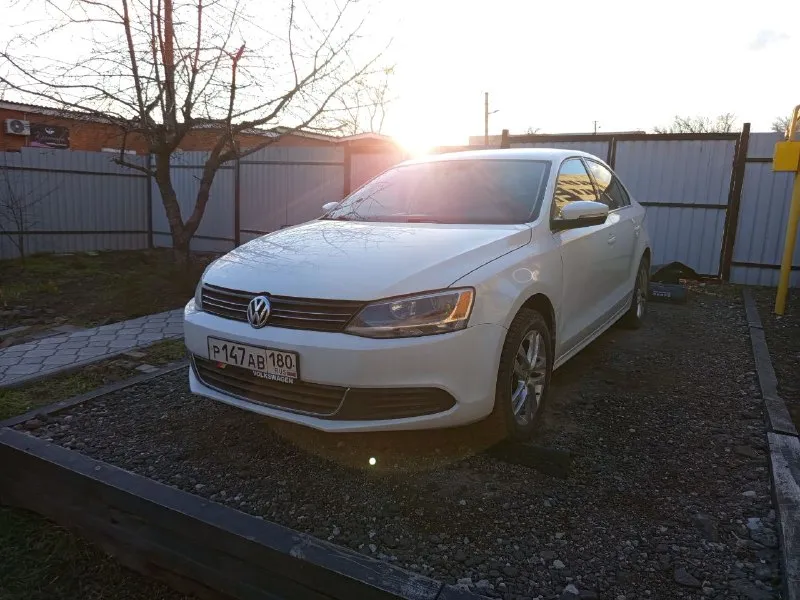 Продам volkswagen jetta 2.5 2012 года at, двигатель и коробка в идеальном состоянии. все ремни, ролики помпа, антифриз, масла в двигателе и коробке заменены. по ходовой тоже все отлично, вложений не требует, вообщем технически автомобиль в отличном состоянии. установленно гбо, обслужено и вписанно. по кузову передний и задний бампер менялись, и делались пороги(ровнял после бывшего владельца) в остальном все в полном порядке, рыжиков и тому подобного ничего нет. пробег 155000миль, с документами все в порядке собственник. 1000000 руб. +79497257975 📲 tg: алексей шемшаков 📞 звоните: +7(949)7257975 - фотография - 3