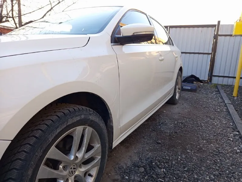 Продам volkswagen jetta 2.5 2012 года at, двигатель и коробка в идеальном состоянии. все ремни, ролики помпа, антифриз, масла в двигателе и коробке заменены. по ходовой тоже все отлично, вложений не требует, вообщем технически автомобиль в отличном состоянии. установленно гбо, обслужено и вписанно. по кузову передний и задний бампер менялись, и делались пороги(ровнял после бывшего владельца) в остальном все в полном порядке, рыжиков и тому подобного ничего нет. пробег 155000миль, с документами все в порядке собственник. 1000000 руб. +79497257975 📲 tg: алексей шемшаков 📞 звоните: +7(949)7257975 - фотография - 4