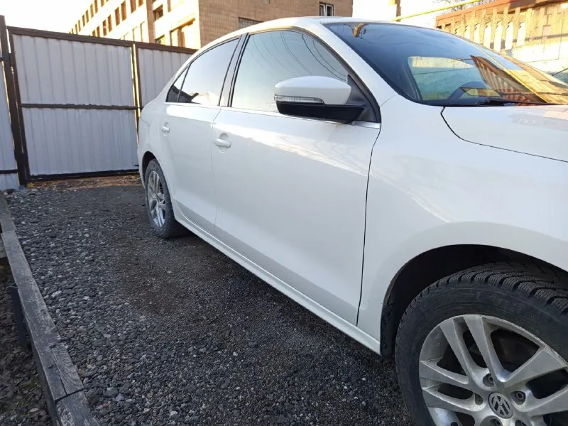Продам volkswagen jetta 2.5 2012 года at, двигатель и коробка в идеальном состоянии. все ремни, ролики помпа, антифриз, масла в двигателе и коробке заменены. по ходовой тоже все отлично, вложений не требует, вообщем технически автомобиль в отличном состоянии. установленно гбо, обслужено и вписанно. по кузову передний и задний бампер менялись, и делались пороги(ровнял после бывшего владельца) в остальном все в полном порядке, рыжиков и тому подобного ничего нет. пробег 155000миль, с документами все в порядке собственник. 1000000 руб. +79497257975 📲 tg: алексей шемшаков 📞 звоните: +7(949)7257975 - фотография - 5