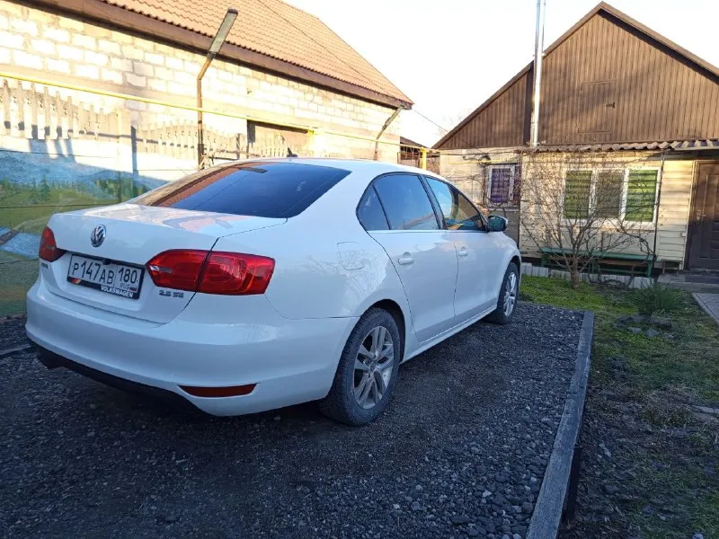 Продам volkswagen jetta 2.5 2012 года at, двигатель и коробка в идеальном состоянии. все ремни, ролики помпа, антифриз, масла в двигателе и коробке заменены. по ходовой тоже все отлично, вложений не требует, вообщем технически автомобиль в отличном состоянии. установленно гбо, обслужено и вписанно. по кузову передний и задний бампер менялись, и делались пороги(ровнял после бывшего владельца) в остальном все в полном порядке, рыжиков и тому подобного ничего нет. пробег 155000миль, с документами все в порядке собственник. 1000000 руб. +79497257975 📲 tg: алексей шемшаков 📞 звоните: +7(949)7257975 - фотография - 6