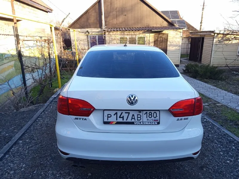 Продам volkswagen jetta 2.5 2012 года at, двигатель и коробка в идеальном состоянии. все ремни, ролики помпа, антифриз, масла в двигателе и коробке заменены. по ходовой тоже все отлично, вложений не требует, вообщем технически автомобиль в отличном состоянии. установленно гбо, обслужено и вписанно. по кузову передний и задний бампер менялись, и делались пороги(ровнял после бывшего владельца) в остальном все в полном порядке, рыжиков и тому подобного ничего нет. пробег 155000миль, с документами все в порядке собственник. 1000000 руб. +79497257975 📲 tg: алексей шемшаков 📞 звоните: +7(949)7257975 - фотография - 8