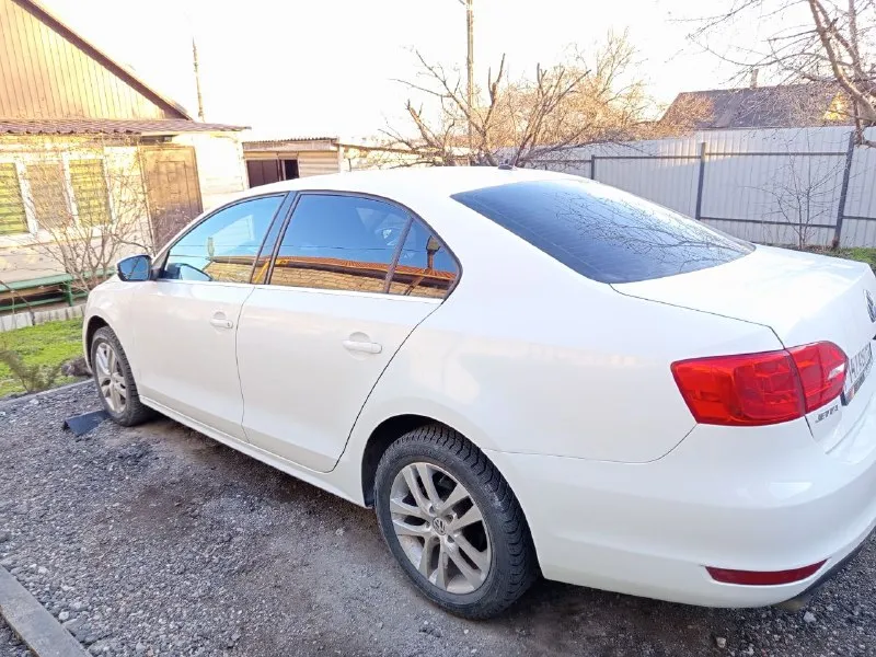Продам volkswagen jetta 2.5 2012 года at, двигатель и коробка в идеальном состоянии. все ремни, ролики помпа, антифриз, масла в двигателе и коробке заменены. по ходовой тоже все отлично, вложений не требует, вообщем технически автомобиль в отличном состоянии. установленно гбо, обслужено и вписанно. по кузову передний и задний бампер менялись, и делались пороги(ровнял после бывшего владельца) в остальном все в полном порядке, рыжиков и тому подобного ничего нет. пробег 155000миль, с документами все в порядке собственник. 1000000 руб. +79497257975 📲 tg: алексей шемшаков 📞 звоните: +7(949)7257975 - фотография - 9